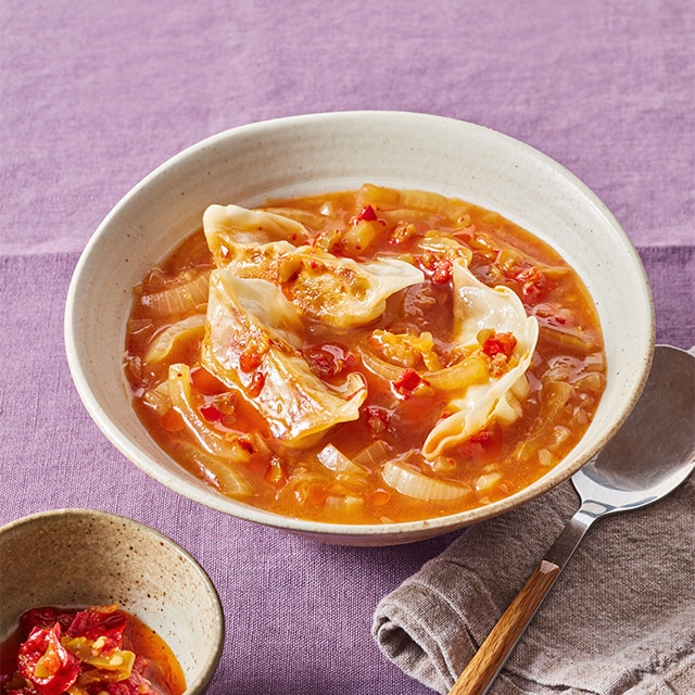 Uiensoep met kimchi en gyoza  (op basis van Uiensoep) Uiensoep met kimchi en gyoza  (op basis van Uiensoep)